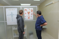 Врач-уролог консультирует пациента
